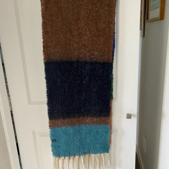 Colourful soft statement scarf - Picture 3 of 5